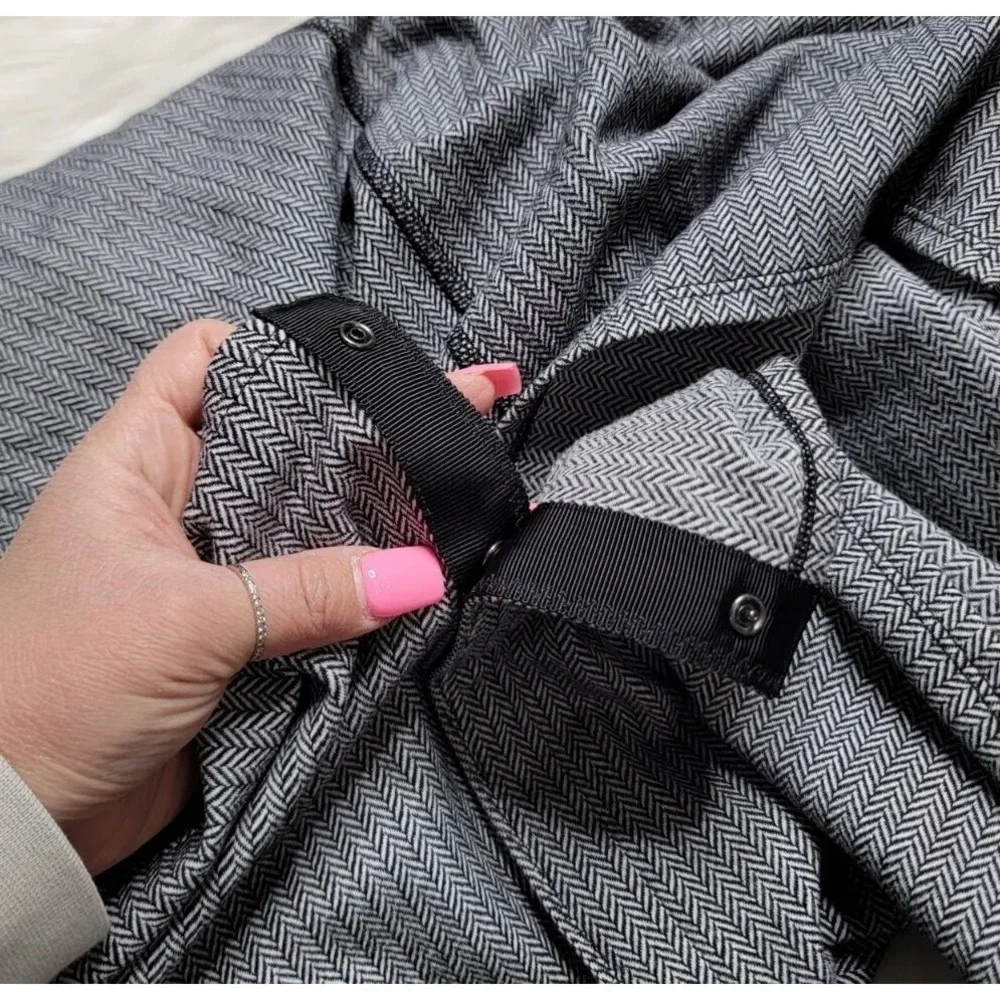 Lululemon Athletica Black White Herringbone Black Vinyasa Infinity Scarf Rare